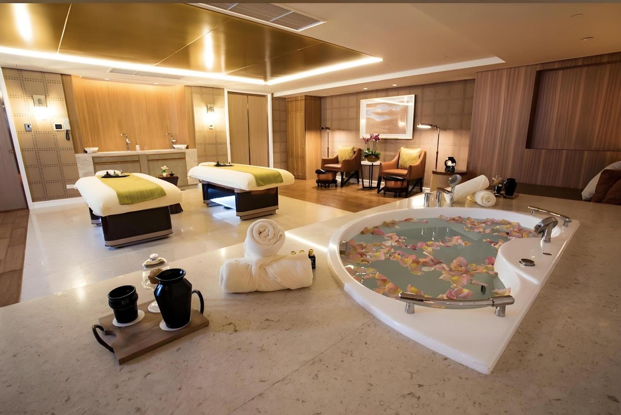 Luxurious Modern Cozy Bayview Pool View 1 2 3 Bedrooms Near Airports Okada Solaire Moa Apartment